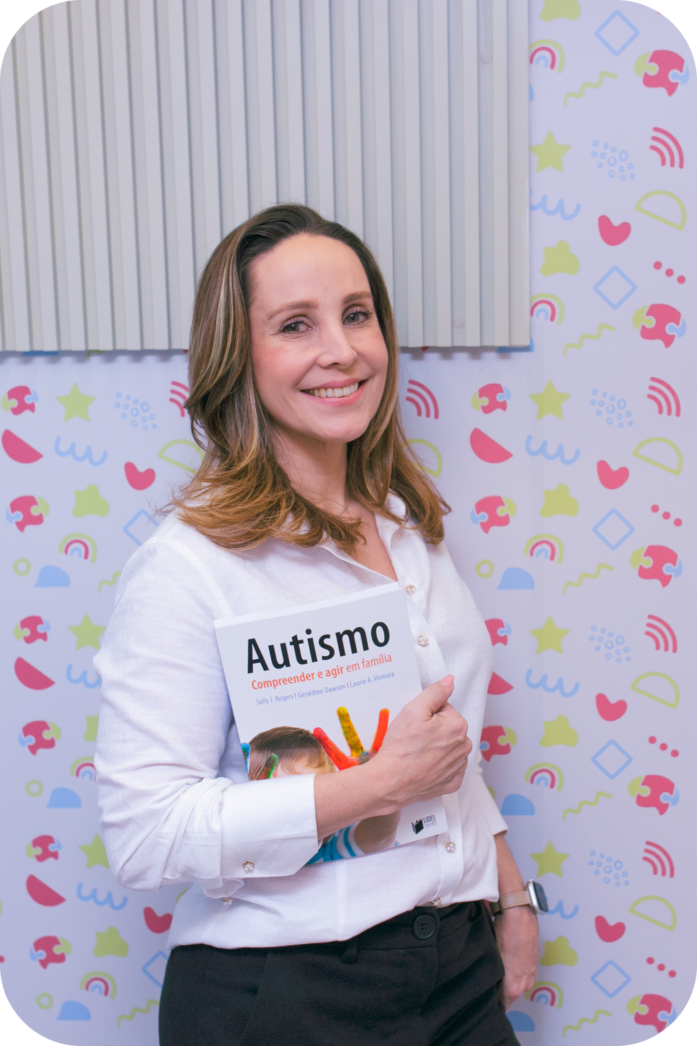 Augusto ensinando duas meninas