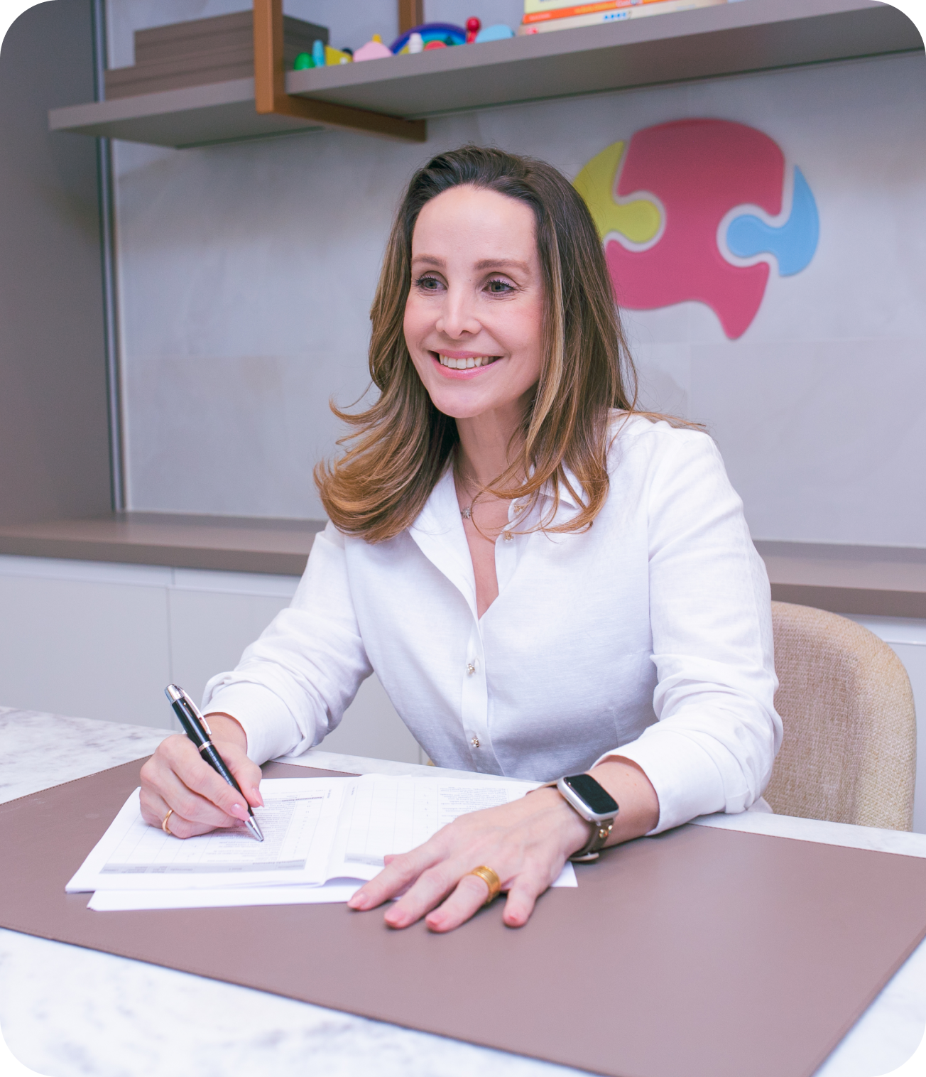 Augusto e Fabiane fazendo uma atividade lúdica com uma criança